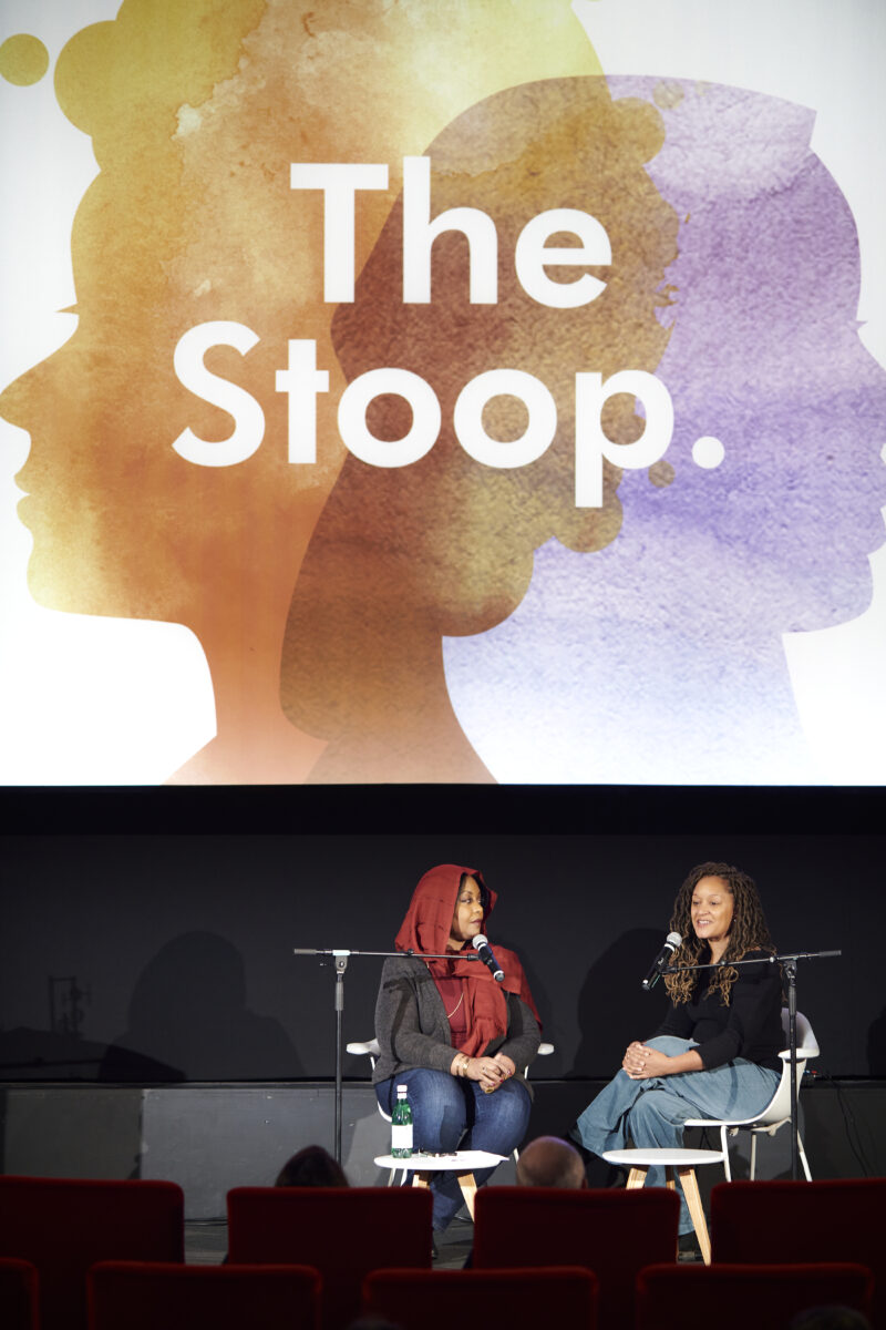 The Stoop sitzen auf Bühne vor Mikrofon